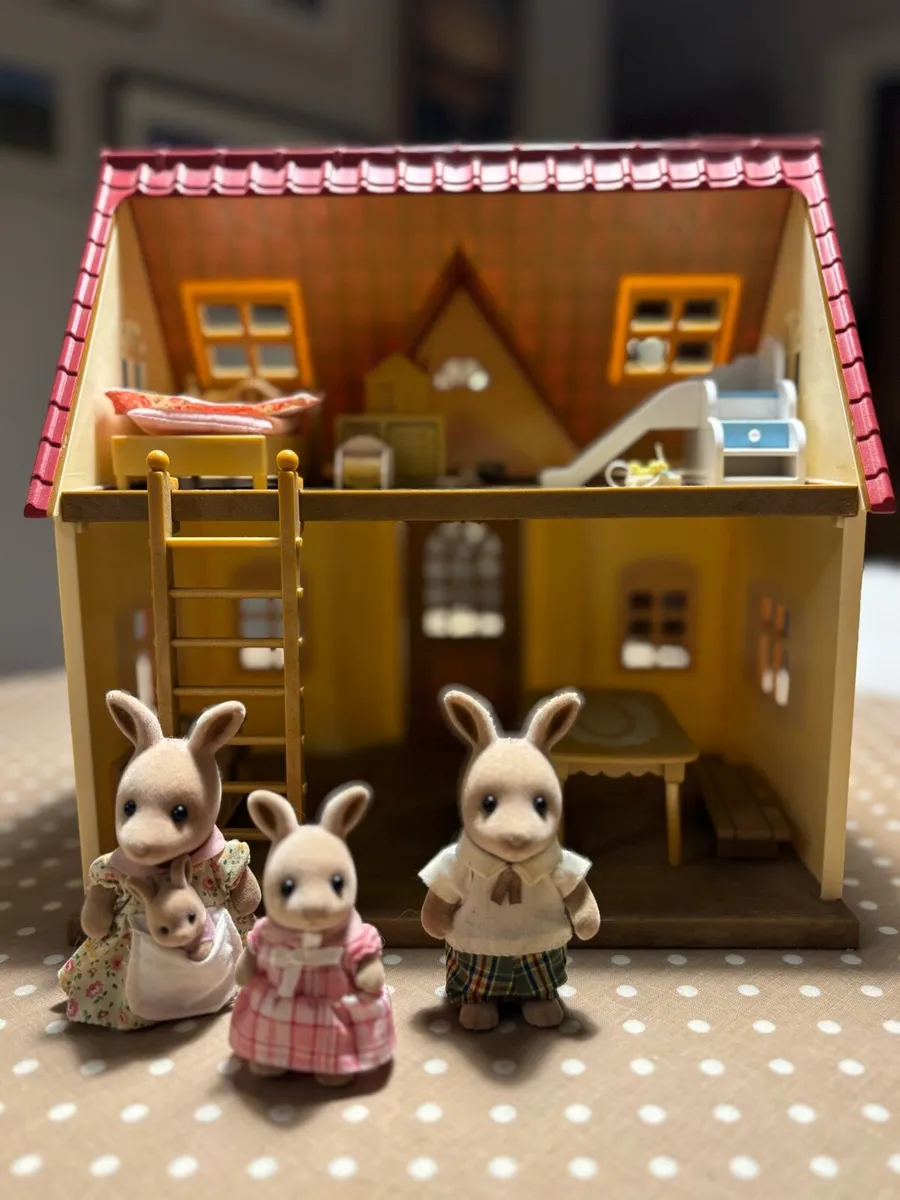 Sylvanian Families houses, playsets and figures - Image 3