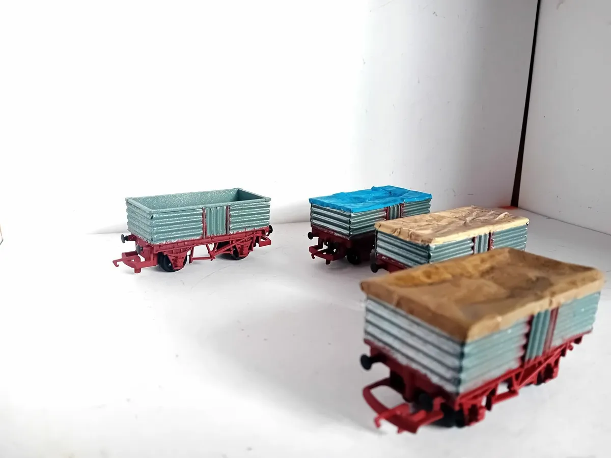 MODEL  RAILWAY   IRISH  BULLIED  WAGONS - Image 1