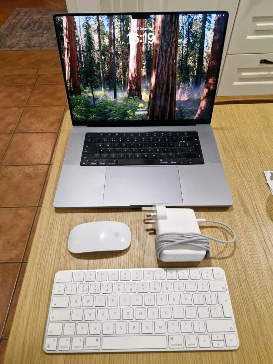 Macbook pro M2 2023 1TB SSD 16GB RAM - Image 1