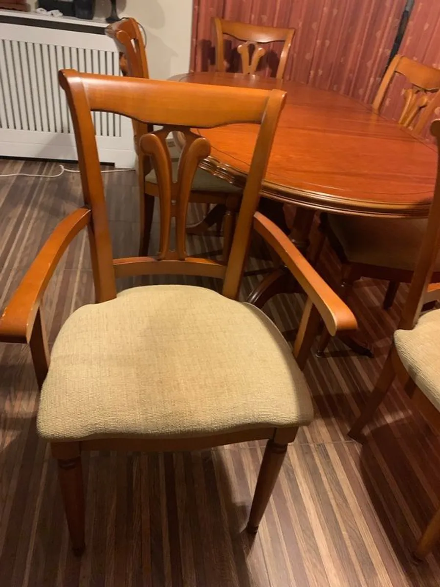 Dining Table with 6 matching chairs (2 carvers) - Image 3