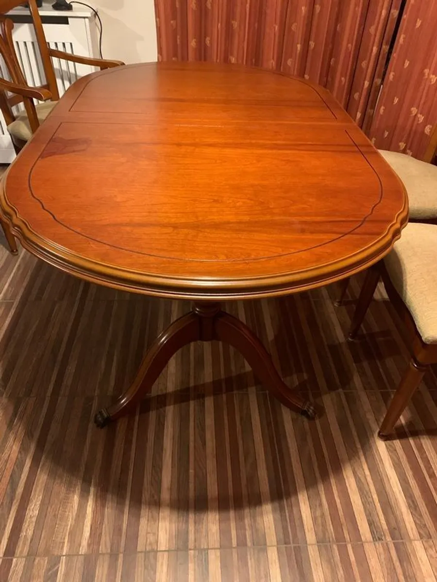 Dining Table with 6 matching chairs (2 carvers) - Image 4