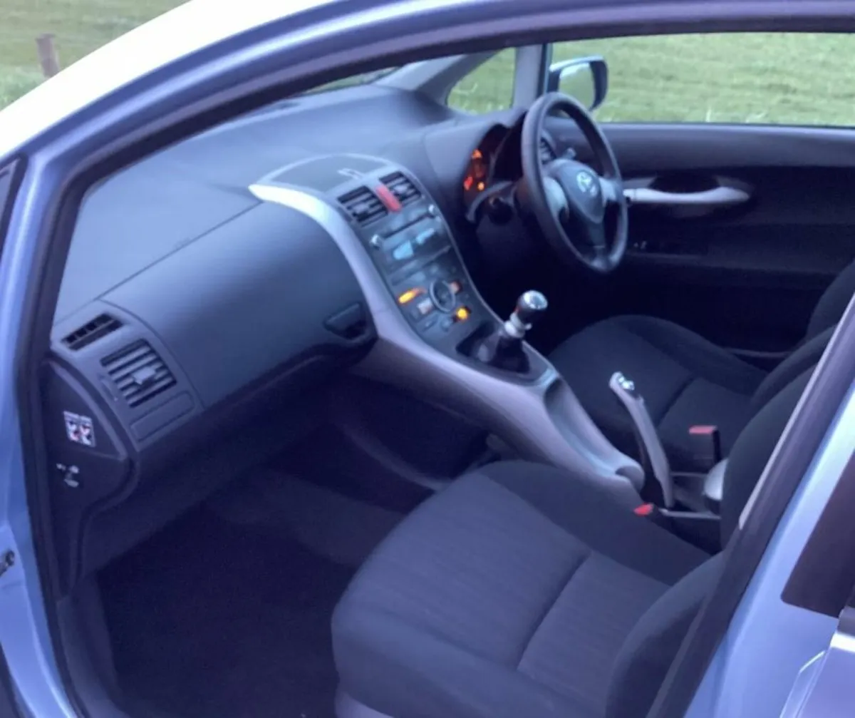 Toyota Auris 2009 - Image 2