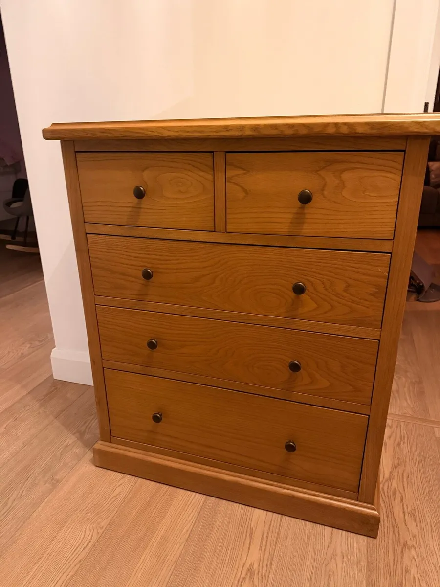 Oak chest of drawers (as new condition) - Image 1