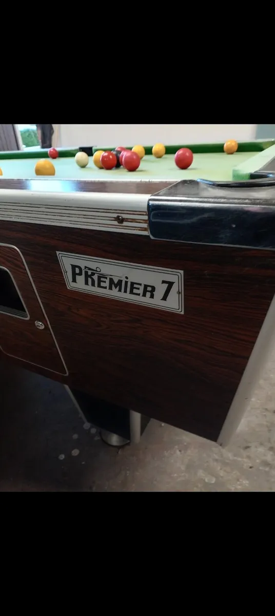 Pool table - Image 1