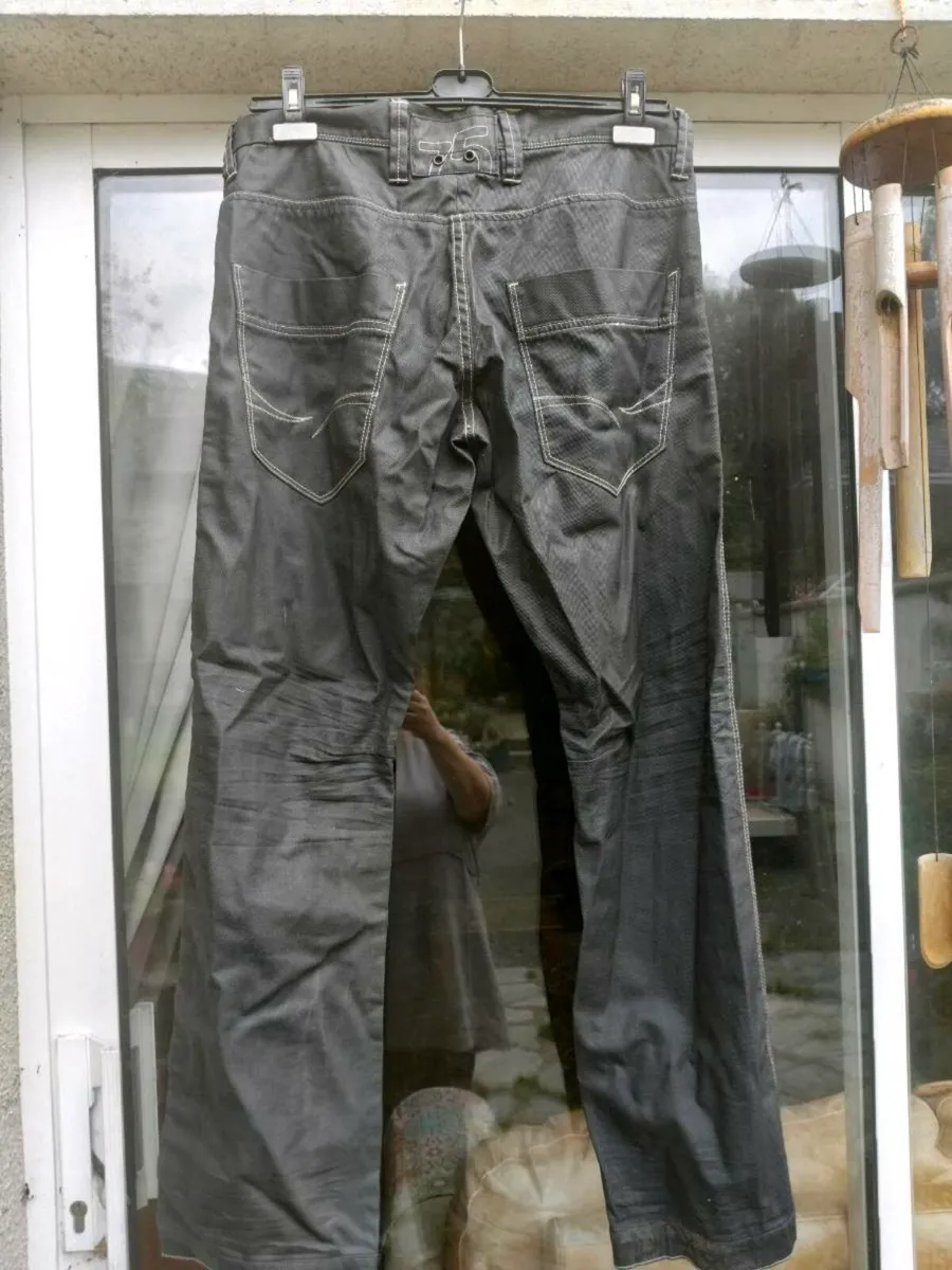 Jack & Jones mens Jeans. waist 34'. Leg 34". New n - Image 2