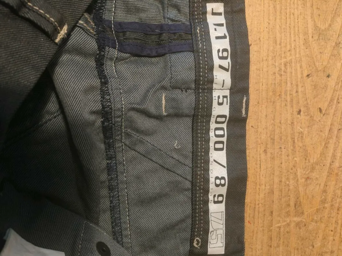 Jack & Jones mens Jeans. waist 34'. Leg 34". New n - Image 3