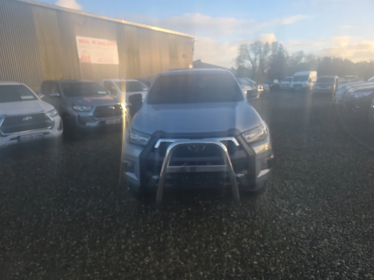 Toyota Hilux 2.8 D4D Invincible X 204Bhp - Image 2