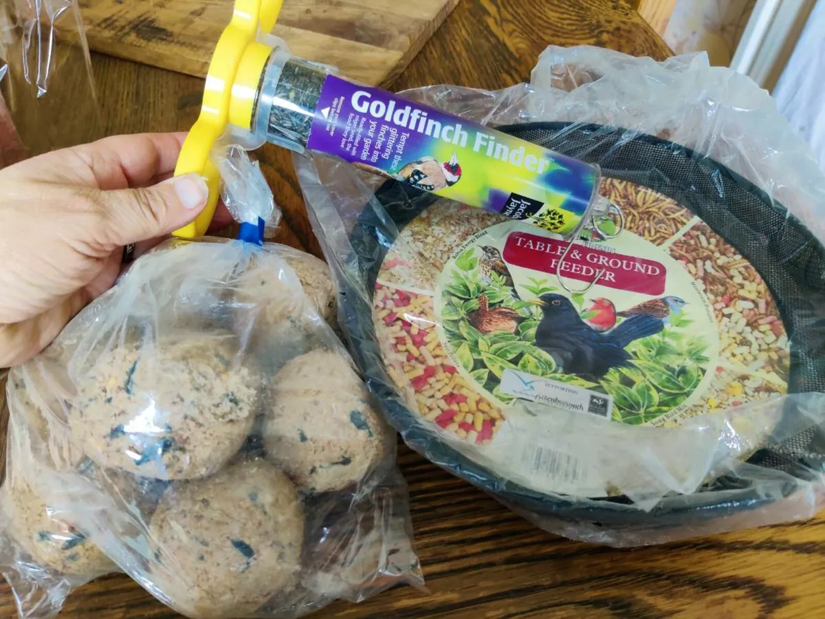 3 IN 1 BIRD FEEDING STATION With LOTS of Bird Food - Image 2