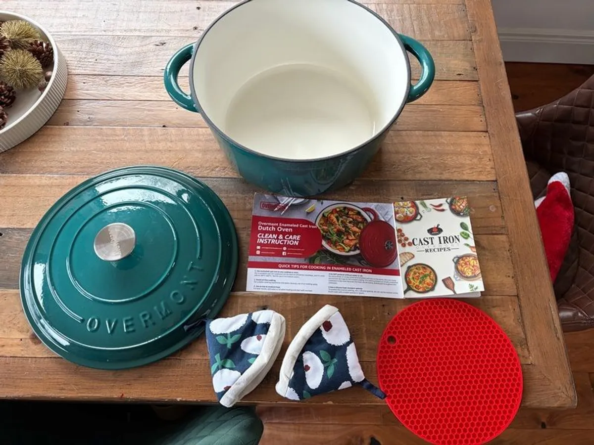 Overmont 6.6L Enamelled Cast Iron Round Casserole Pot With Lid Cookbook & Cotton Potholders - Image 3