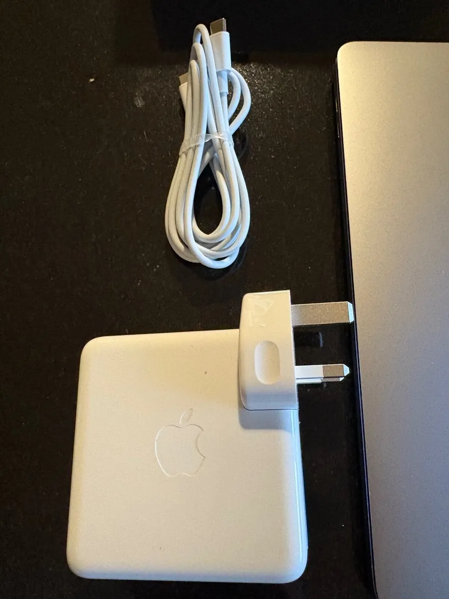 As New 16" Apple MacBook Pro Tahoe 512GB SSD, 16g - Image 2