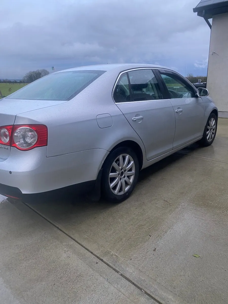 Volkswagen Jetta 2009 - Image 2