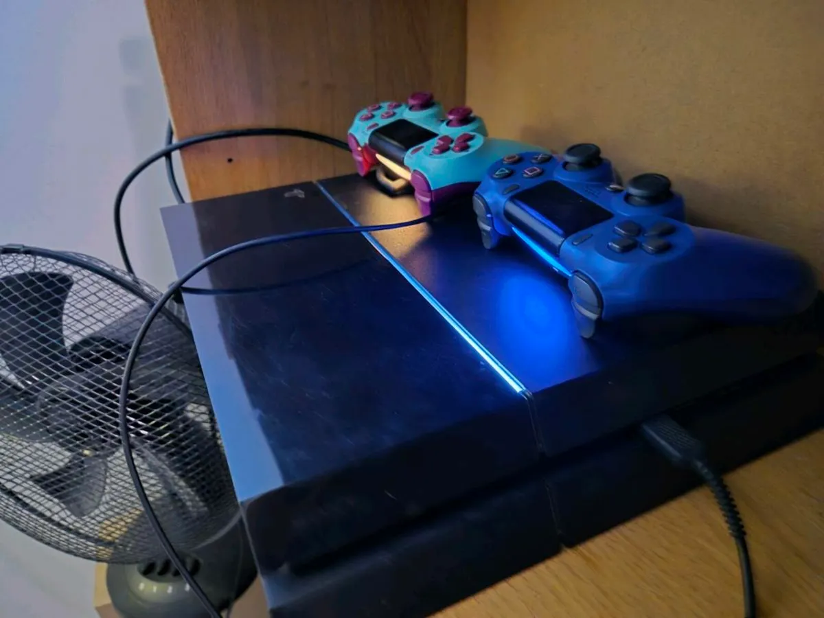 PS4 + 6 GAMES GTA V 🎮 - Image 1