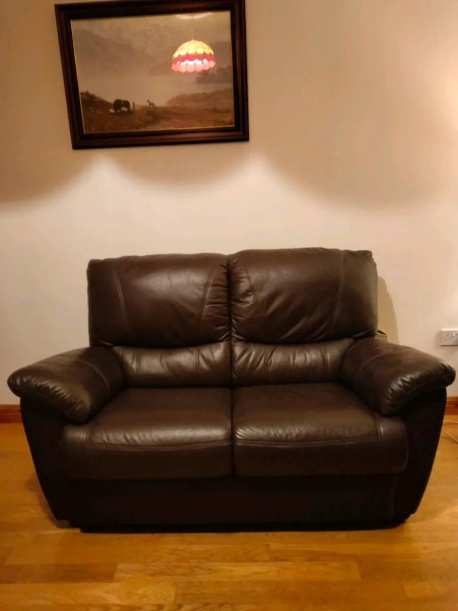 Two seater leather couch - Image 1