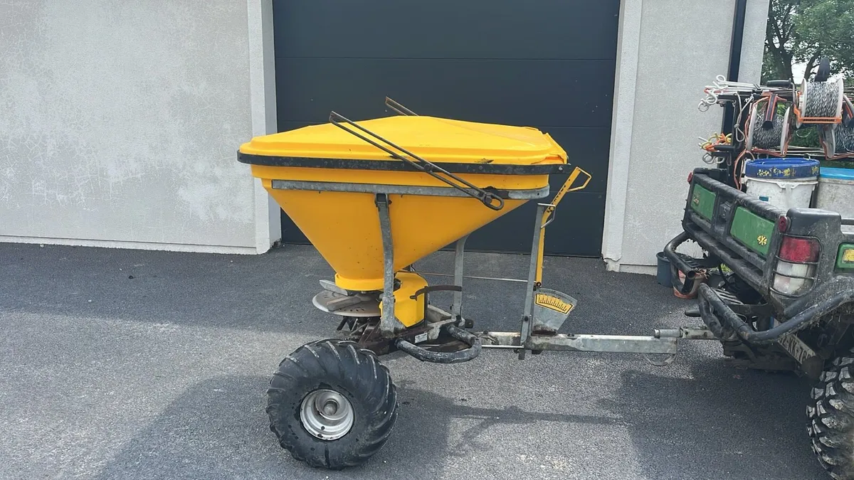Fertilizer/salt spreader - Image 1