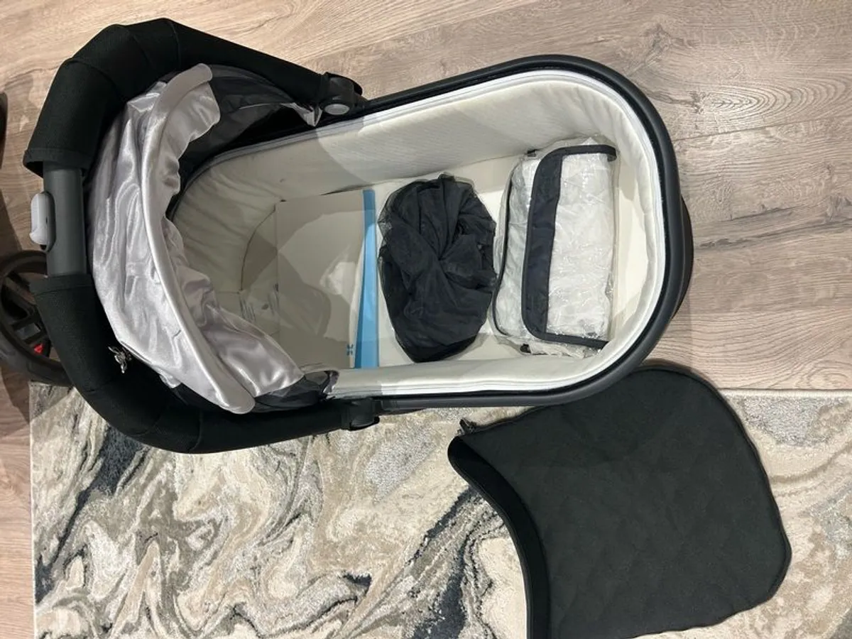 uppababy vista and car seat bundle and baby born bouncer - Image 3