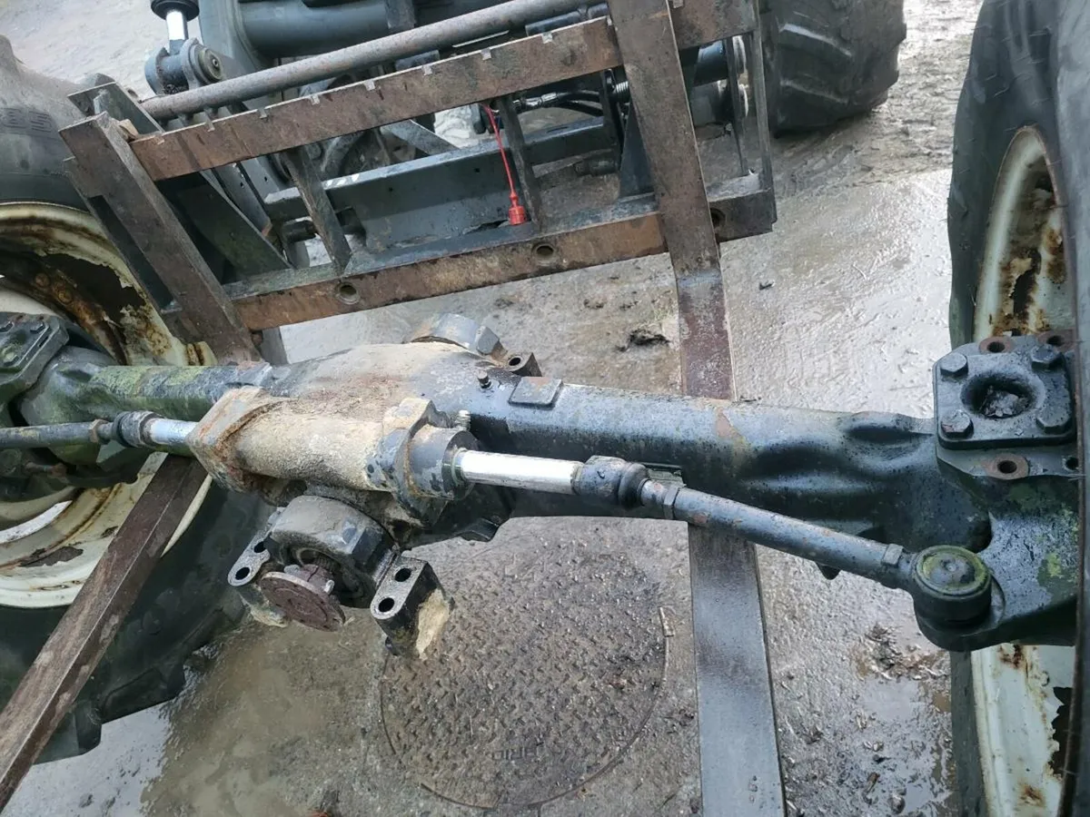 Valtra front axel - Image 1
