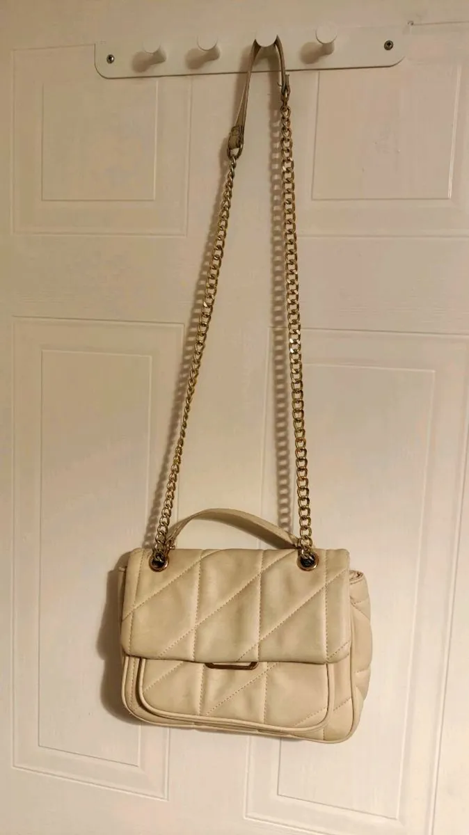 👜 Primark Quilted Beige Handbag with Gold Chain - Image 1
