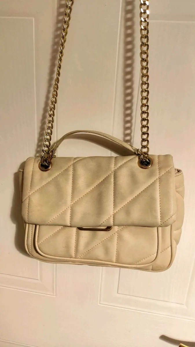 👜 Primark Quilted Beige Handbag with Gold Chain - Image 2