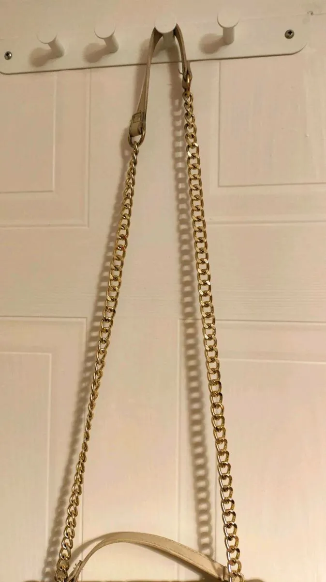 👜 Primark Quilted Beige Handbag with Gold Chain - Image 3