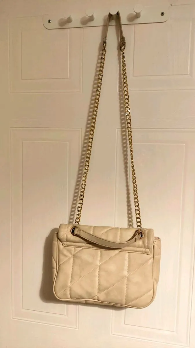 👜 Primark Quilted Beige Handbag with Gold Chain - Image 4