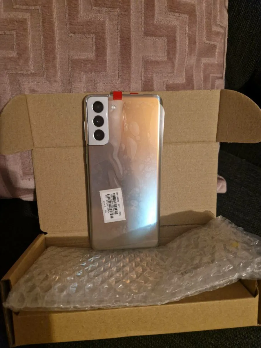 Samsung phone - Image 2