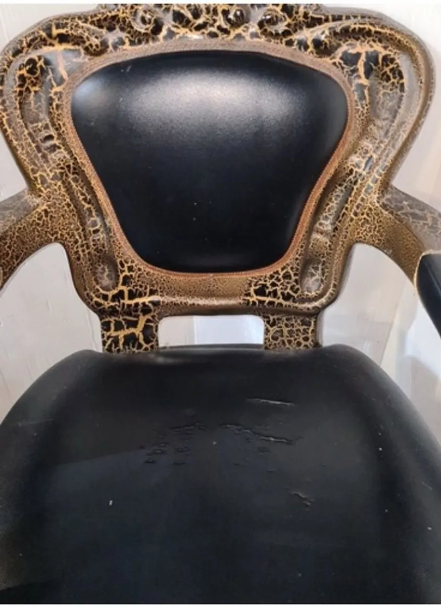 Hydraulic Barber chair with foot rest. - Image 2