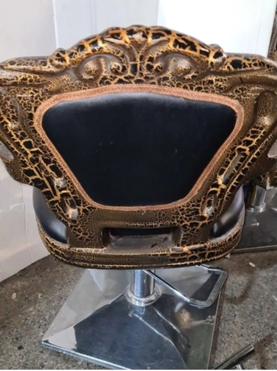 Hydraulic Barber chair with foot rest. - Image 3