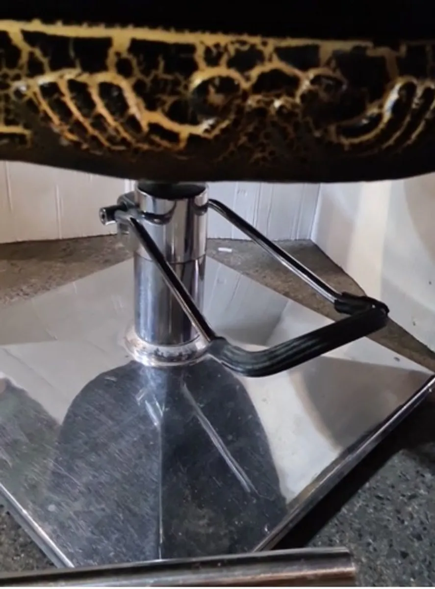 Hydraulic Barber chair with foot rest. - Image 4