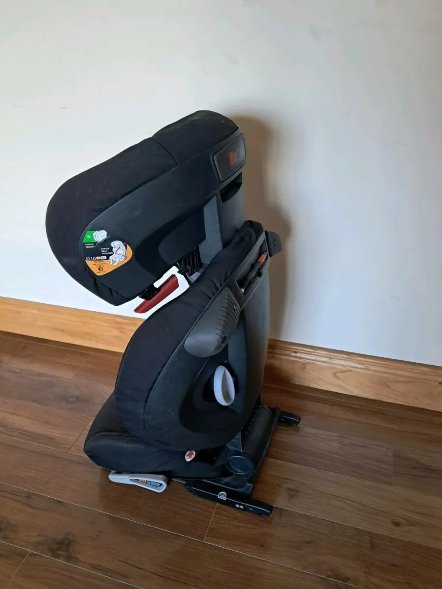 2 x BeSafe ISO fix Car Seats - Image 2