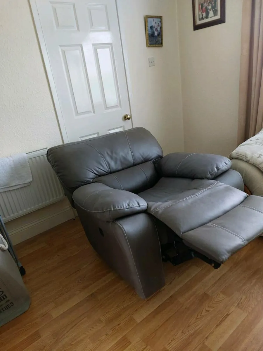 Electric recliner - Image 1