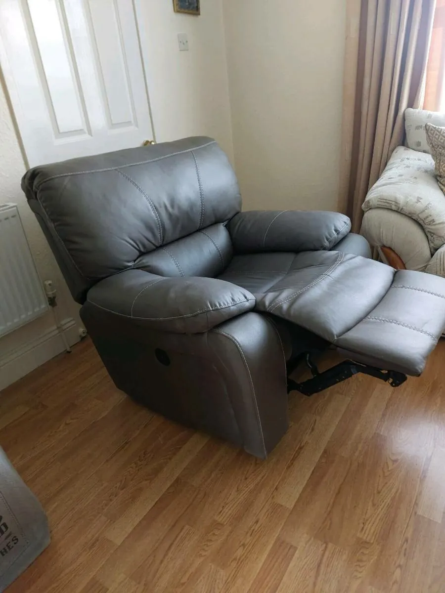 Electric recliner - Image 2