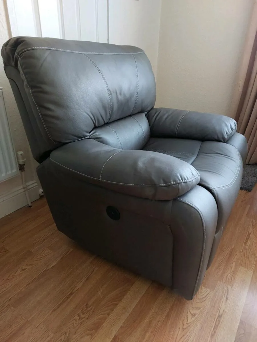 Electric recliner - Image 3