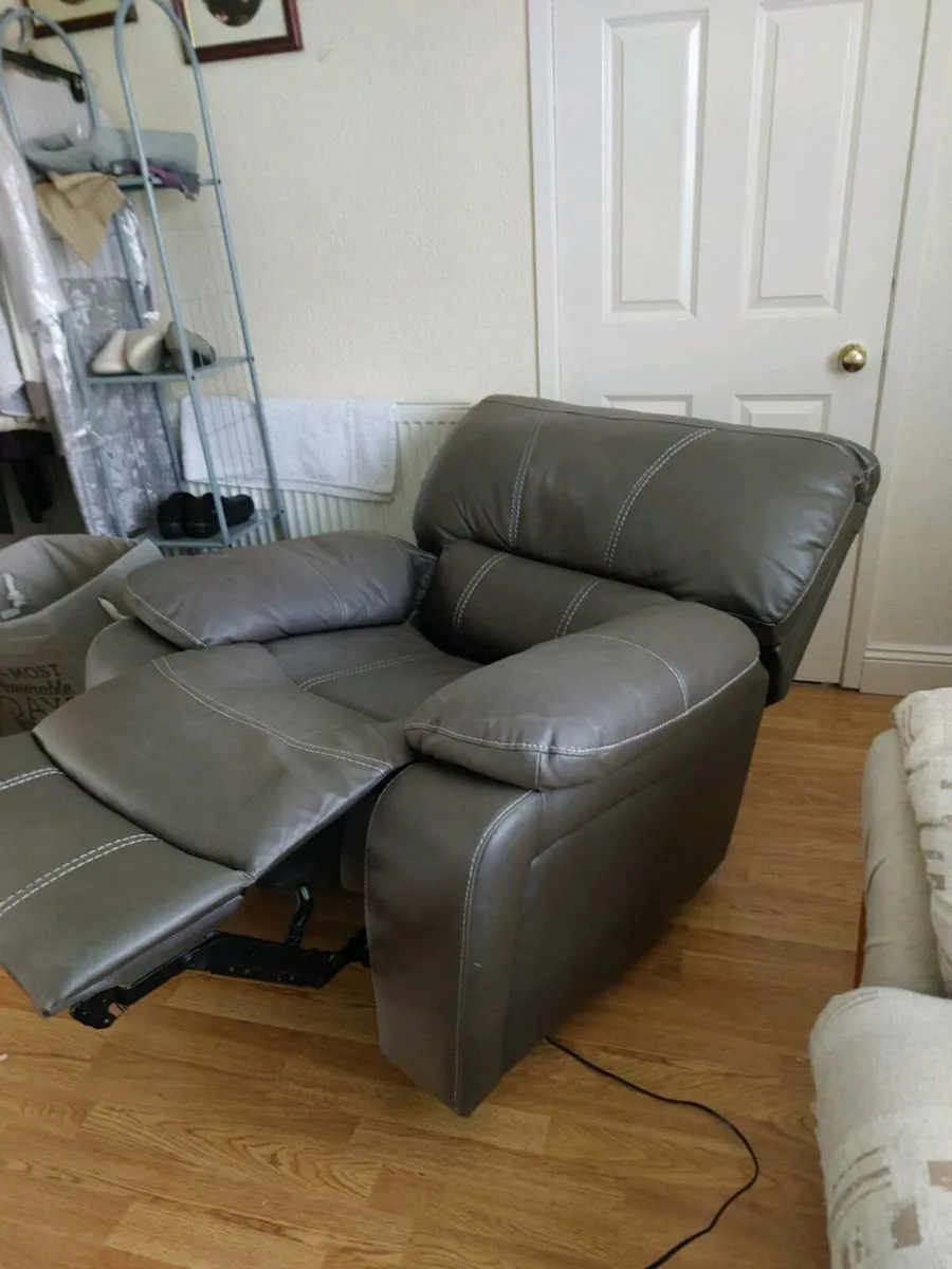 Electric recliner - Image 4