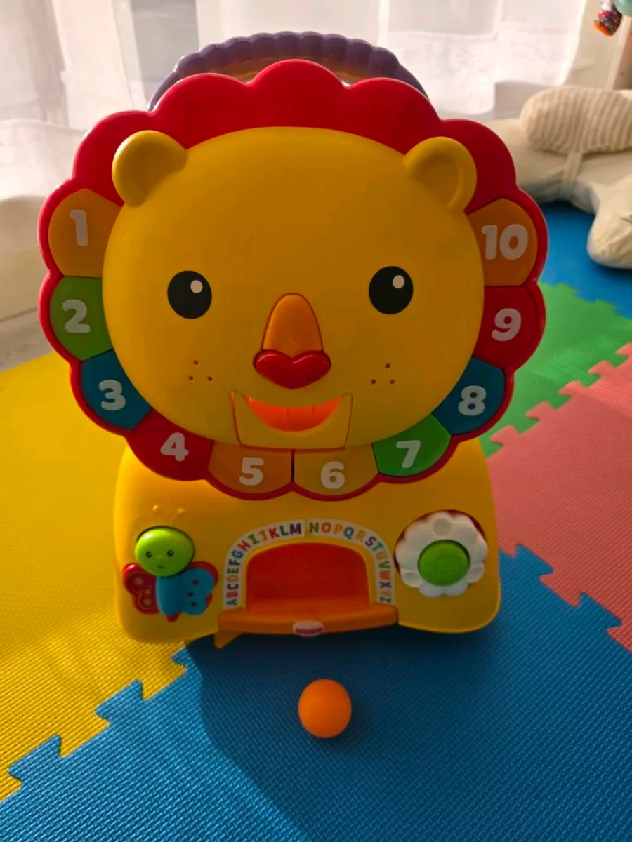 Pushing lion - Image 2