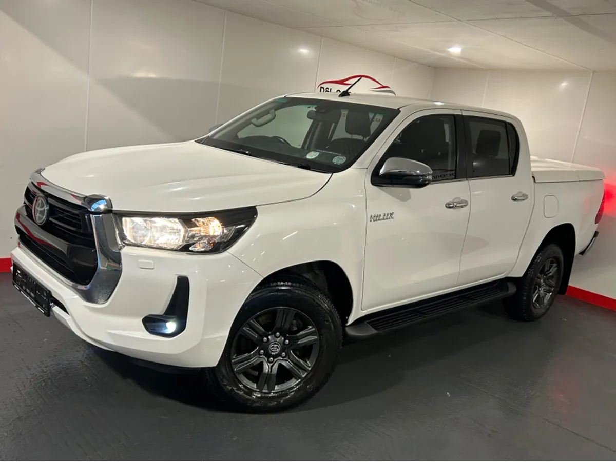 Toyota Hilux 2.4 DOUBLE CAB SR5 4DR - Image 3