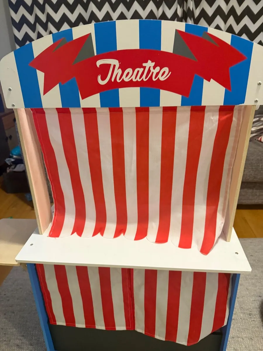 Wooden theatre/shop - Image 1
