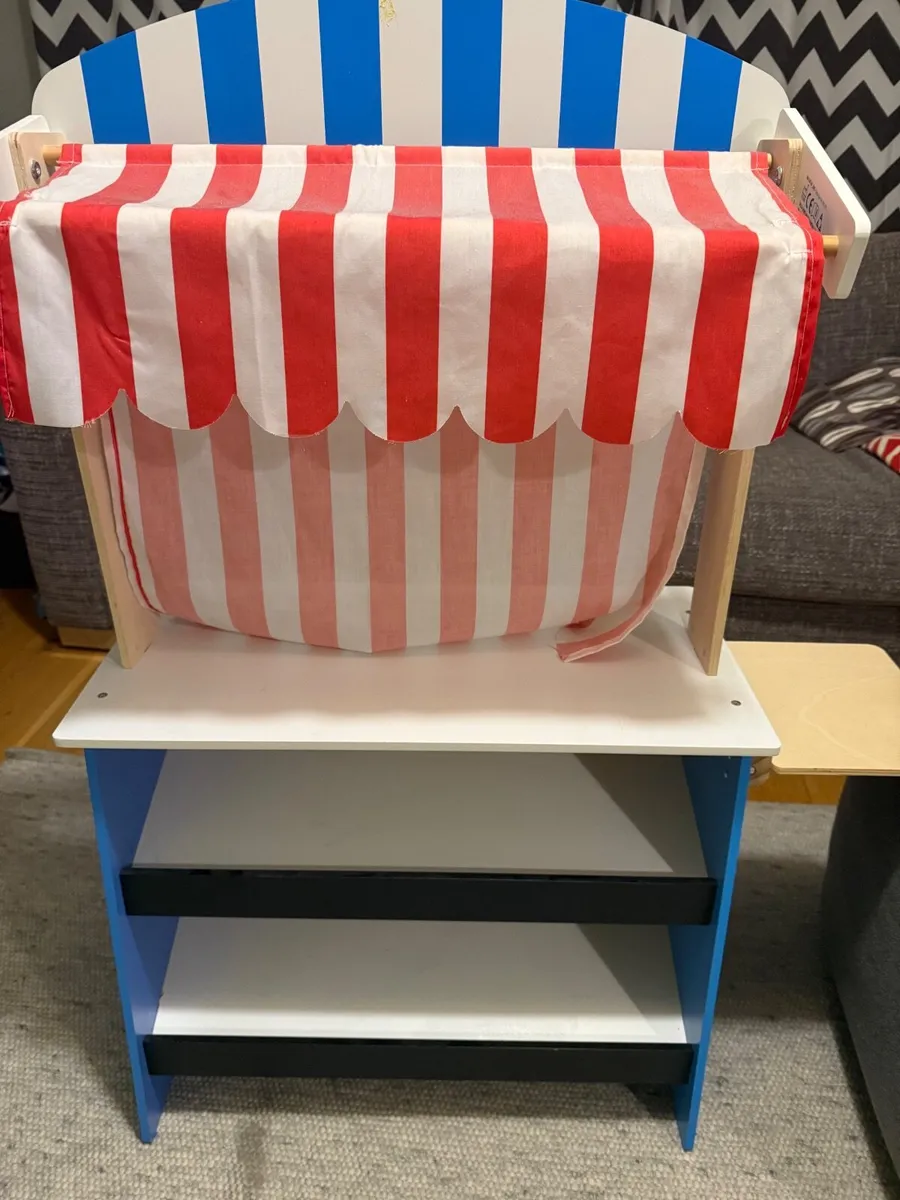 Wooden theatre/shop - Image 2