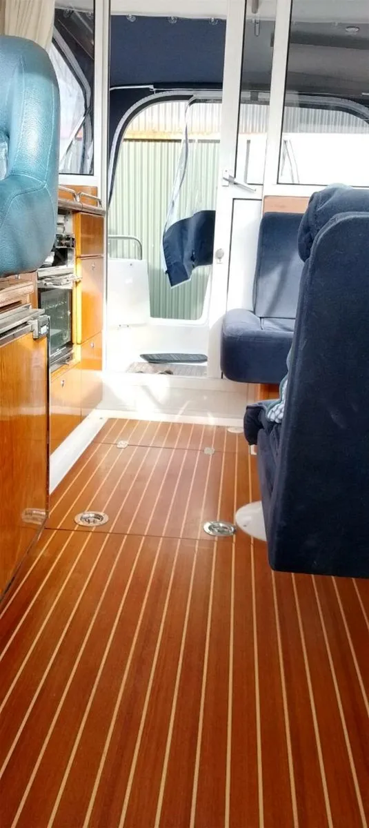 Nimbus 320 motor Boat - Image 4