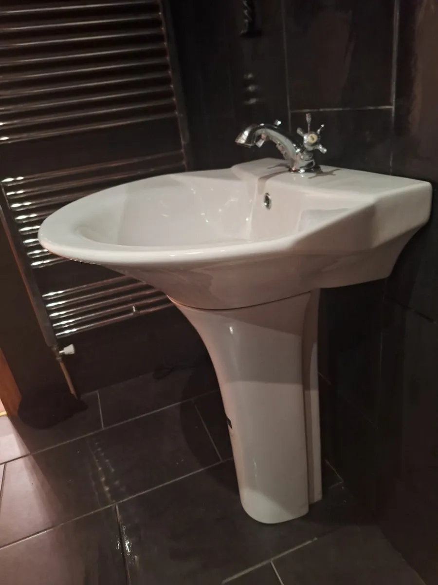 Bathroom sink - Image 2