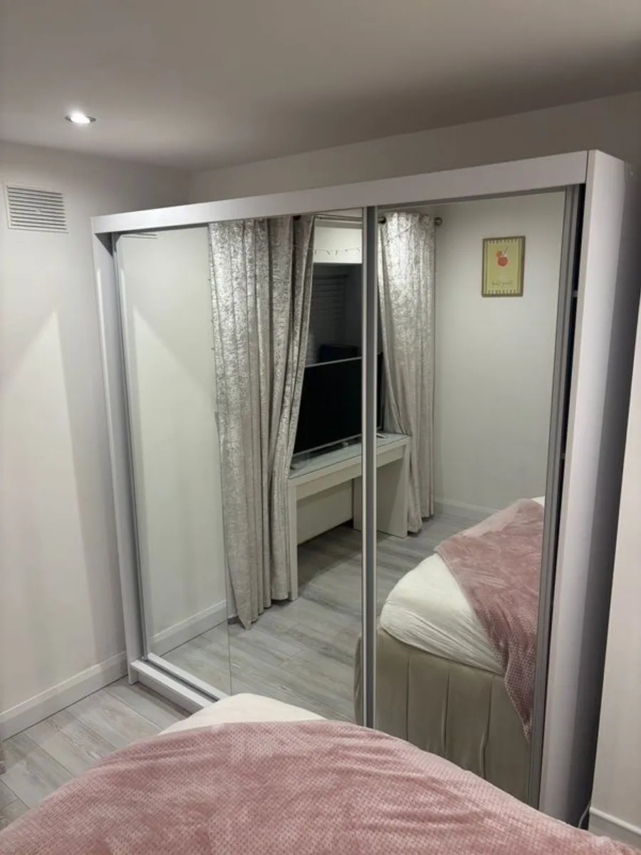 Mirrored sliding wardrobe - Image 1