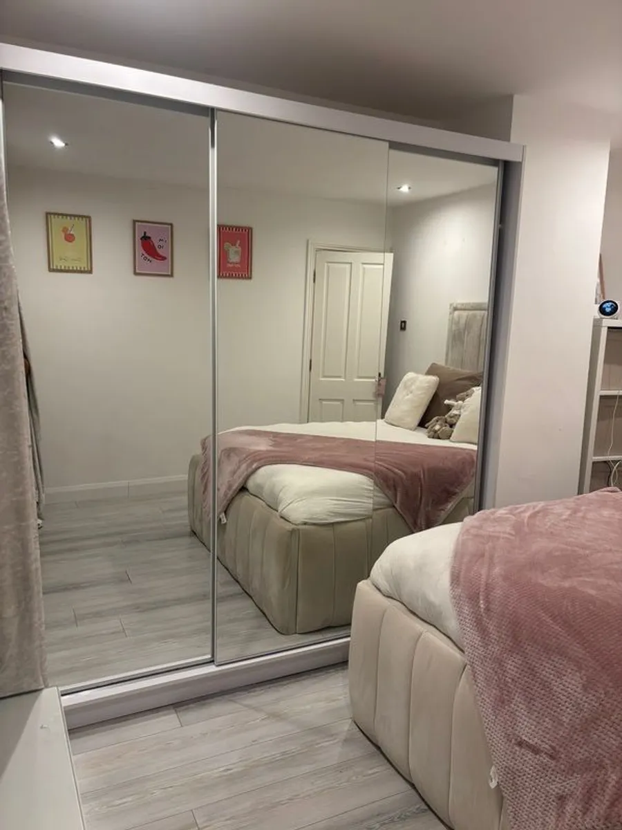 Mirrored sliding wardrobe - Image 2