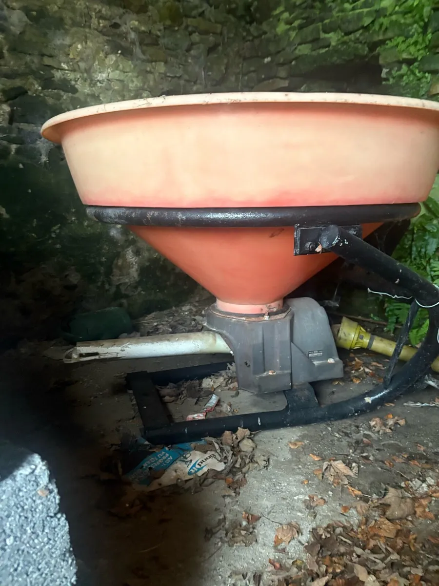 Fertiliser spreader - Image 1