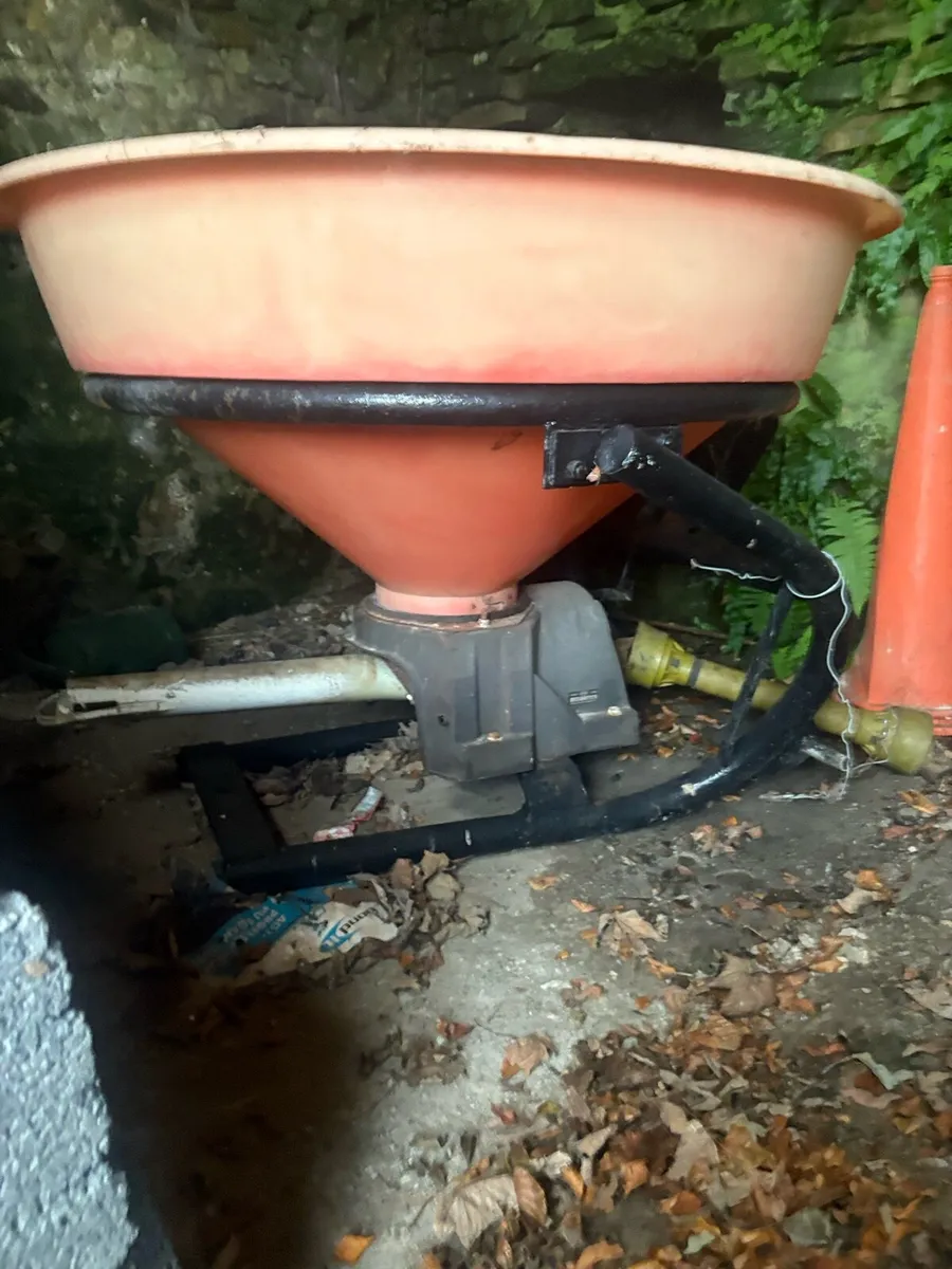 Fertiliser spreader - Image 2