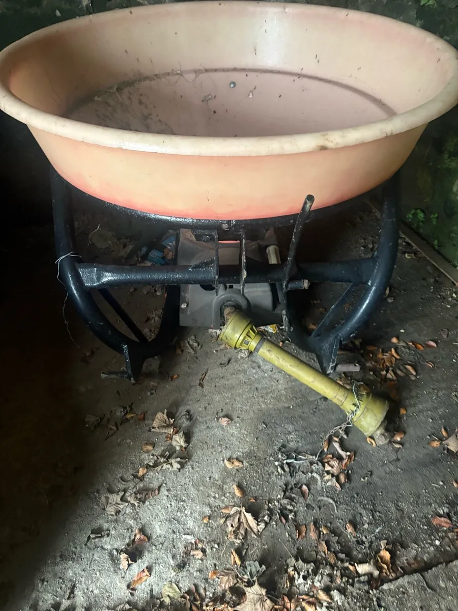 Fertiliser spreader - Image 3
