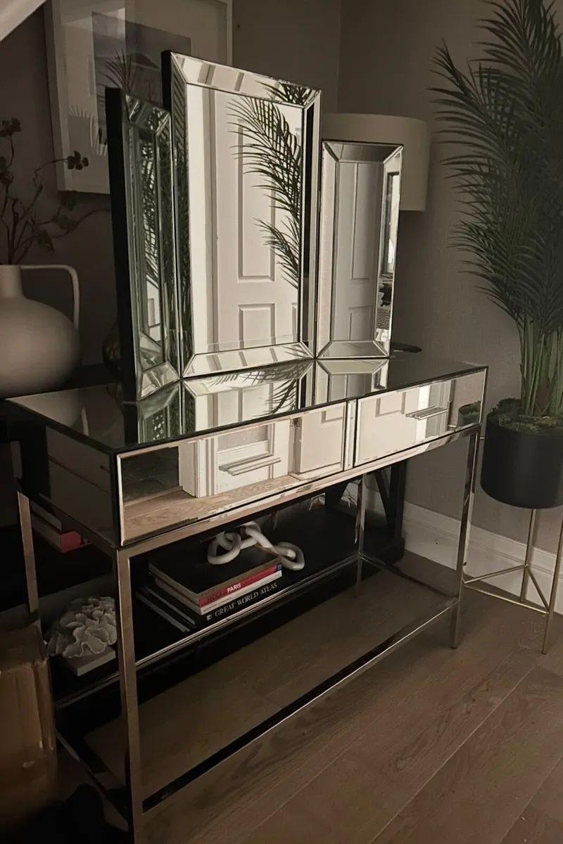 Dressing/console mirrored table