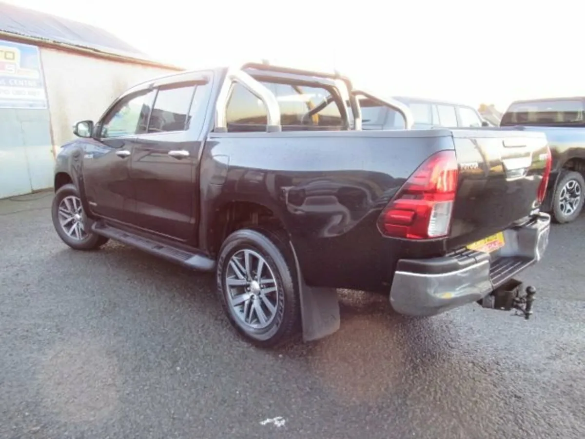 2.4 D-4D Invincible Pickup D/C 4dr D Manual 4WD Eu - Image 2