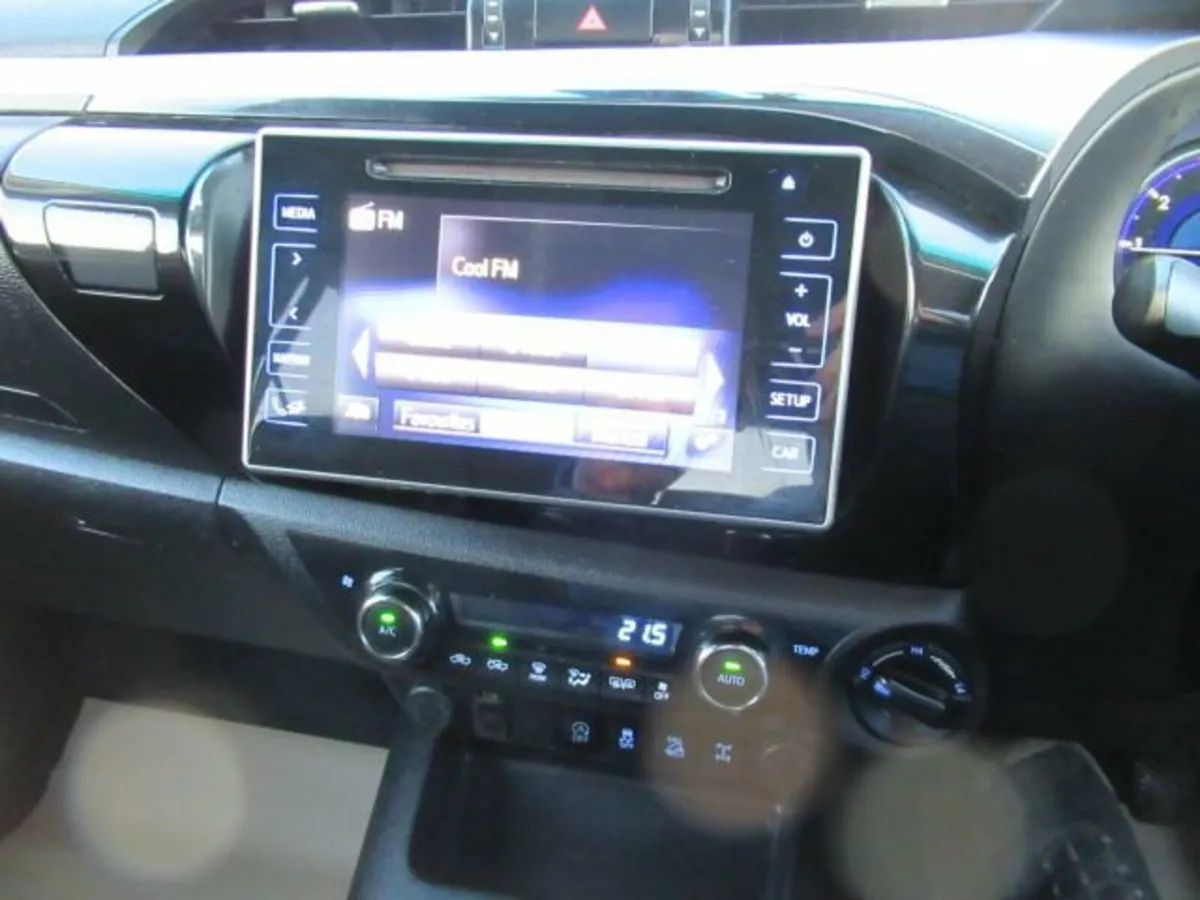 2.4 D-4D Invincible Pickup D/C 4dr D Manual 4WD Eu - Image 4