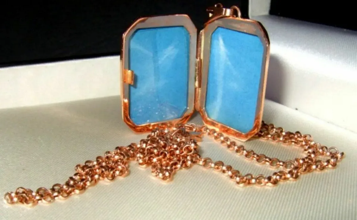 Vintage Dian Malouf Rose Gold Locket & Chain - Image 4