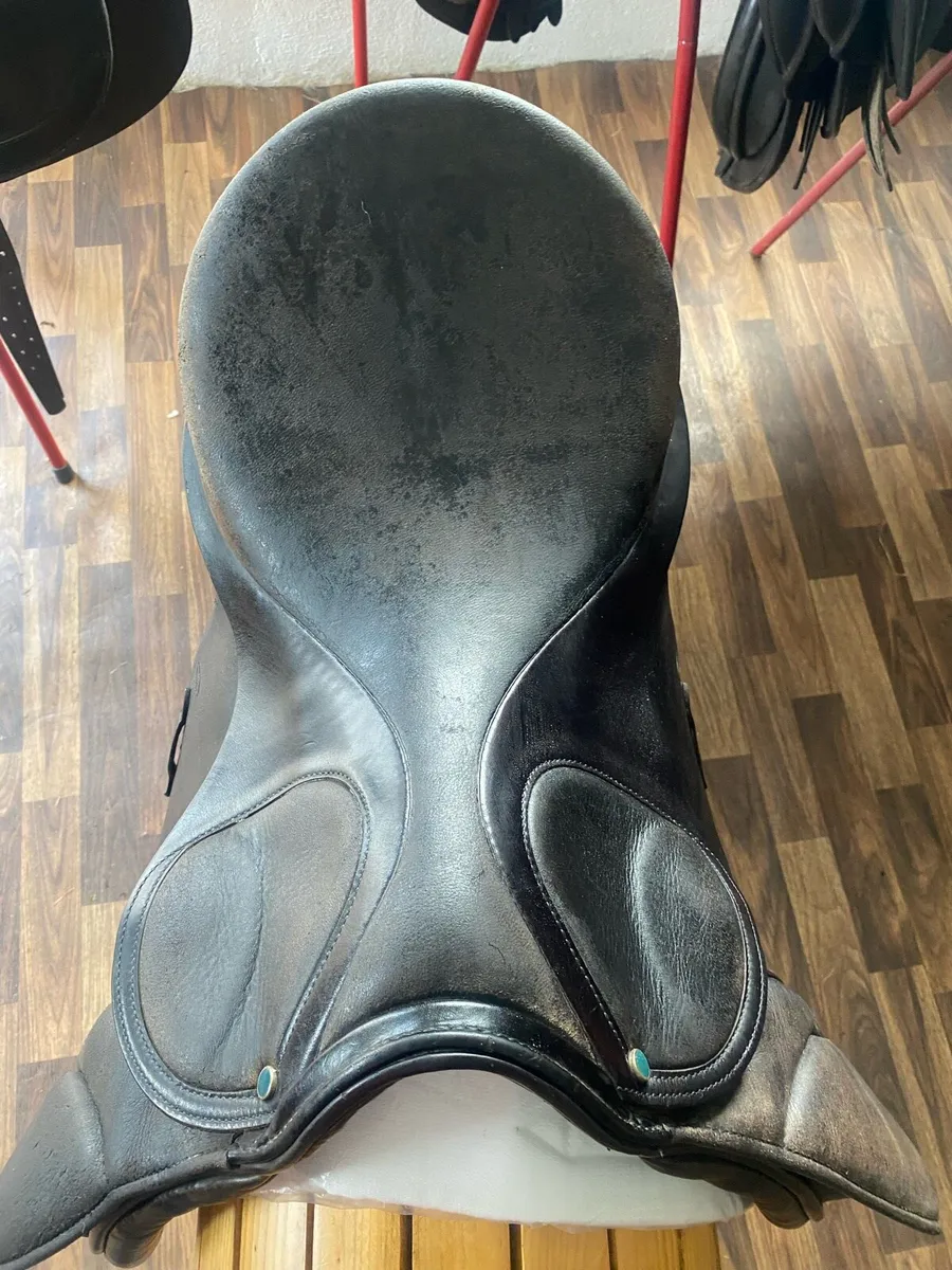 Stubben scandica 18” medium wide Leather saddle - Image 3
