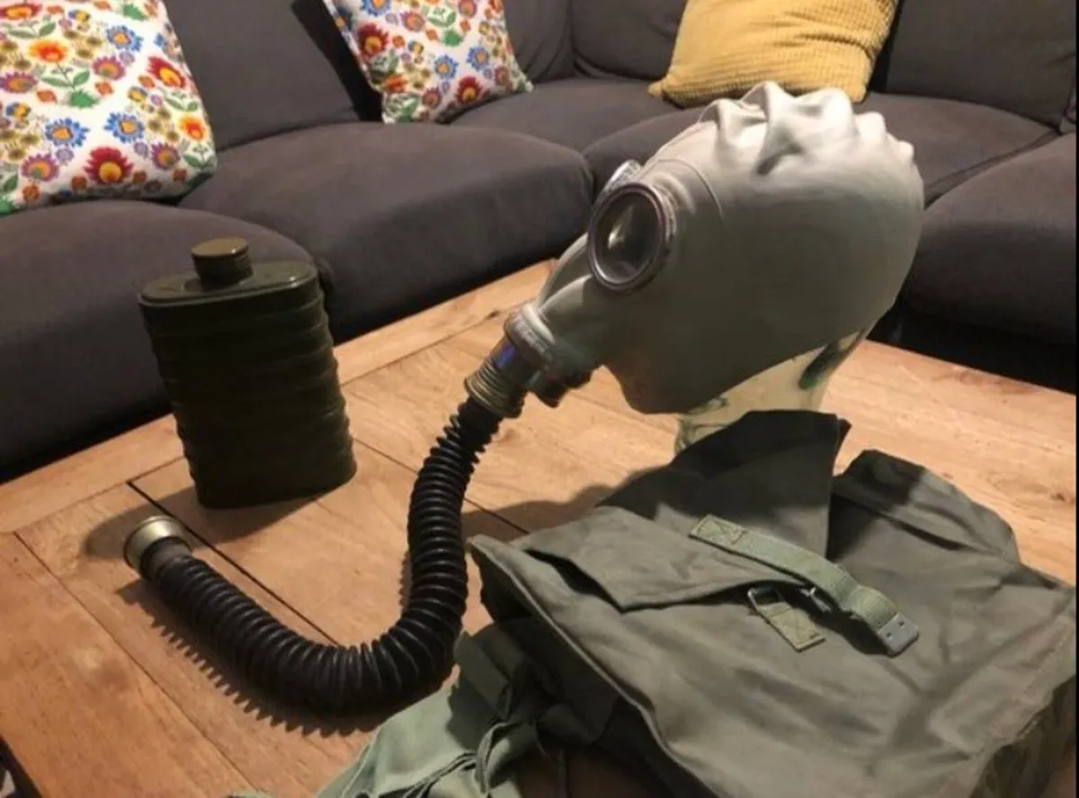 Vintage gas mask - Image 1